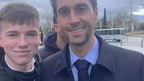 Hadaway ya conoce el estadio y la ciudad deportiva, asistió a conferencias y sesiones de entrenamiento, todo ello invitado por el Real Madrid.