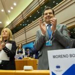El presidente de la Junta de Andalucía, Juanma Moreno (d), aplaude en el hemiciclo del Parlamento Europeo en Bruselas. EFE/Julio Muñoz