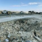 Una cráter en la base militar iraquí de Ain al-Asad tras el ataque iraní contra fuerzas de EEUU en la zona