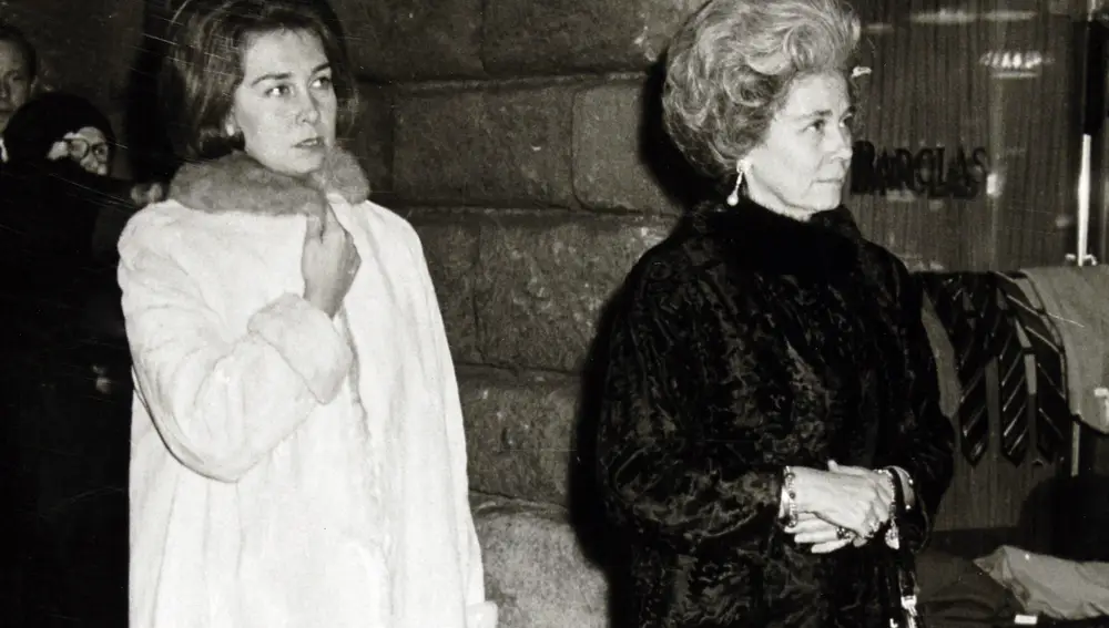 Reina Sofía acompañada de su madre Federica de Grecia en 1960.