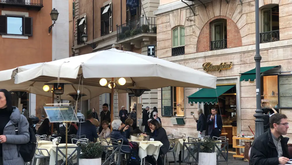 Una de las cafeterías en donde suelen quedar los italianos a tomar café es Ciampini.