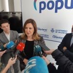 La portavoz del grupo municipal 'popular' en el Ayuntamiento de València, María José Catalá, atiende a los medios junto al presidente de Confecomerç, Rafael Torres, para valorar las "restricciones a la movilidad" en la calle Colón.