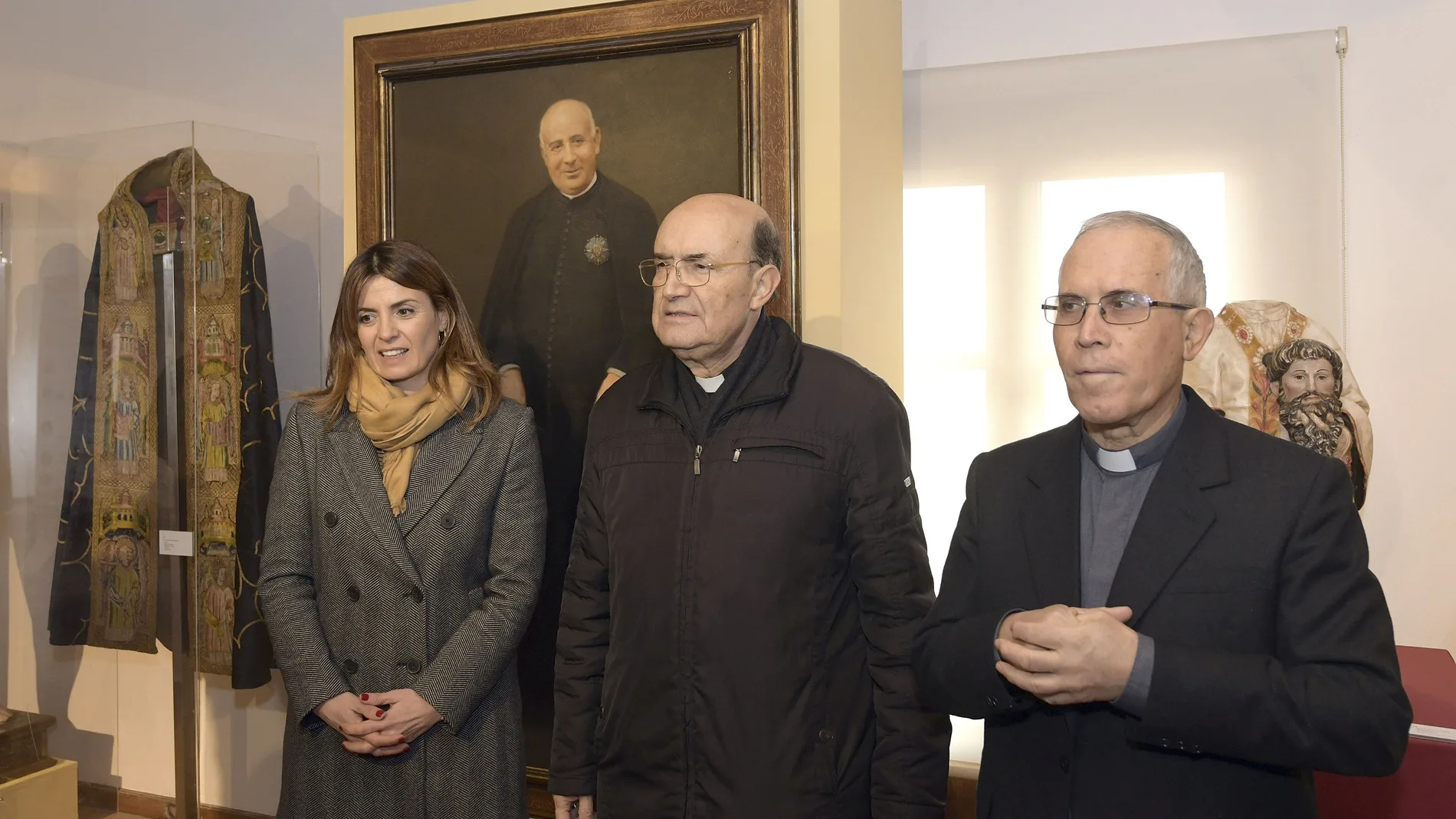 Piluca Gil, directora de la Fundación VIII Centenario de la Catedral de Burgos 2021, el presidente de la Fundación VIII Centenario de la Catedral de Burgos 2021, y arzobispo de Burgos, Fidel Herraez (C), y el comisario de la exposición, Juan Álvarez Quevedo (D) en la inauguración de la exposición 'Sementera de esperanza. La Iglesia en Burgos en el VIII Centenario de su Catedral'
