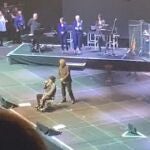 Sabina en el escenario, sentado, tras su caído durante el concierto, junto a Joan Manuel Serrat