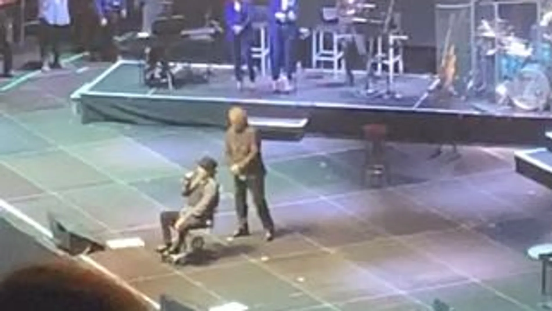 Sabina en el escenario, sentado, tras su caído durante el concierto, junto a Joan Manuel Serrat