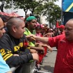 Diosdado Cabello saluda a manifestantes oficialistas que participan en una movilización organizada por el presidente de Venezuela
