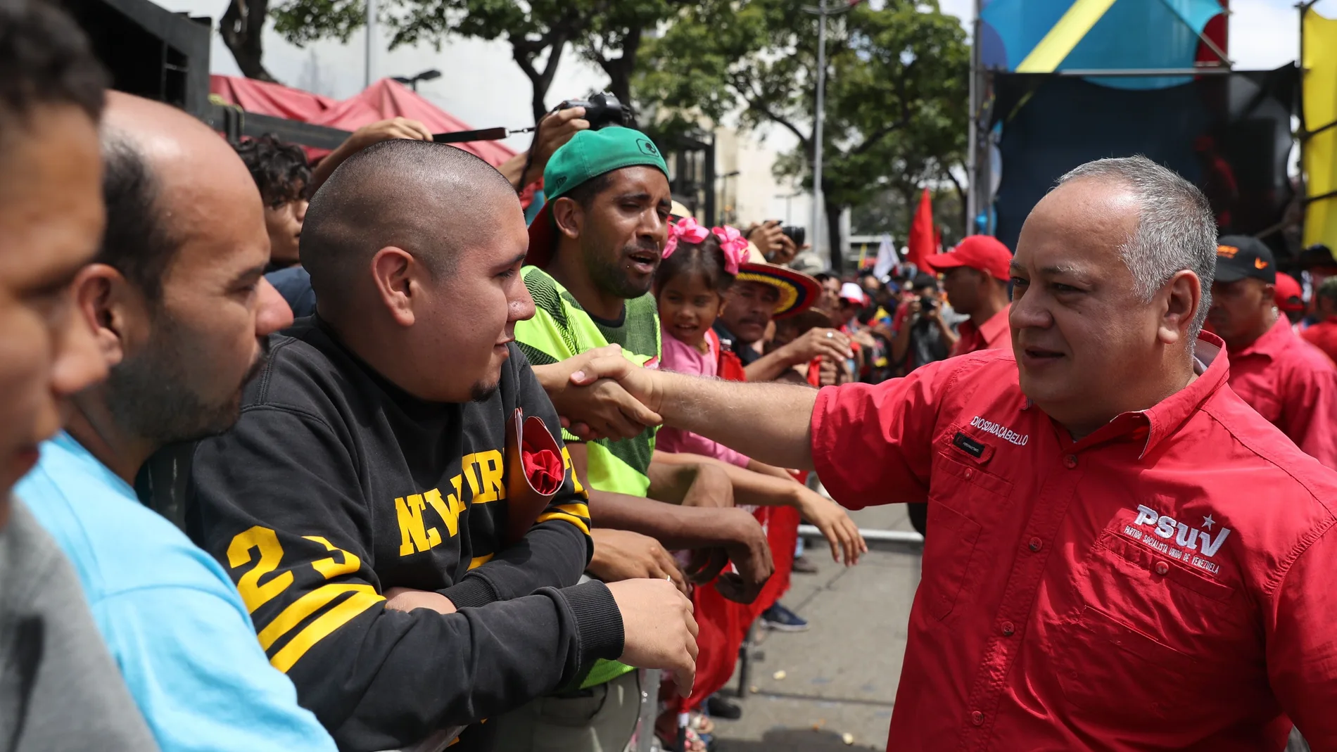 Diosdado Cabello saluda a manifestantes oficialistas que participan en una movilización organizada por el presidente de Venezuela