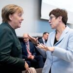 La canciller Angela Merkel charla con Annegret Kramp-Karrenbauer, que ha renunciado a sucederla al frente de la CDU