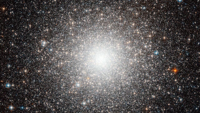 El cúmulo M54, descubierto en 1778 por el astrónomo francés Charles Messier, es un buen ejemplo de cúmulo globular, con su forma aproximadamente esférica y un núcleo densamente poblado. Durante dos siglos se pensó que pertenecía a nuestra galaxia, pero hoy sabemos que probablemente orbita en torno a un satélite de la Vía Láctea, la Enana Elíptica de Sagitario.
