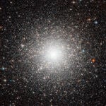 El cúmulo M54, descubierto en 1778 por el astrónomo francés Charles Messier, es un buen ejemplo de cúmulo globular, con su forma aproximadamente esférica y un núcleo densamente poblado. Durante dos siglos se pensó que pertenecía a nuestra galaxia, pero hoy sabemos que probablemente orbita en torno a un satélite de la Vía Láctea, la Enana Elíptica de Sagitario.