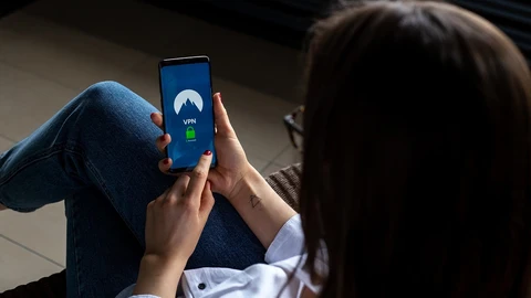 Una usuaria precavida utilizando una VPN de pago en su móvil.