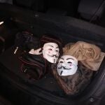 Durante el registro en su coche, además de las populares máscaras, la Policía Municipal encontró herramientas tales como mazas y cortafríos