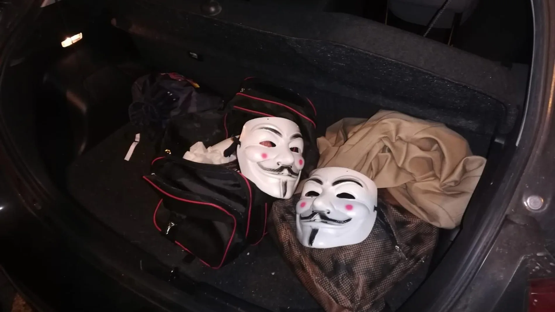 Durante el registro en su coche, además de las populares máscaras, la Policía Municipal encontró herramientas tales como mazas y cortafríos