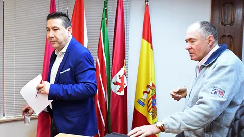 El secretario general de Unión del Pueblo Leónes (UPL), Luis Mariano Santos (i), junto al presidente de UPL, Eduardo López Sendino
