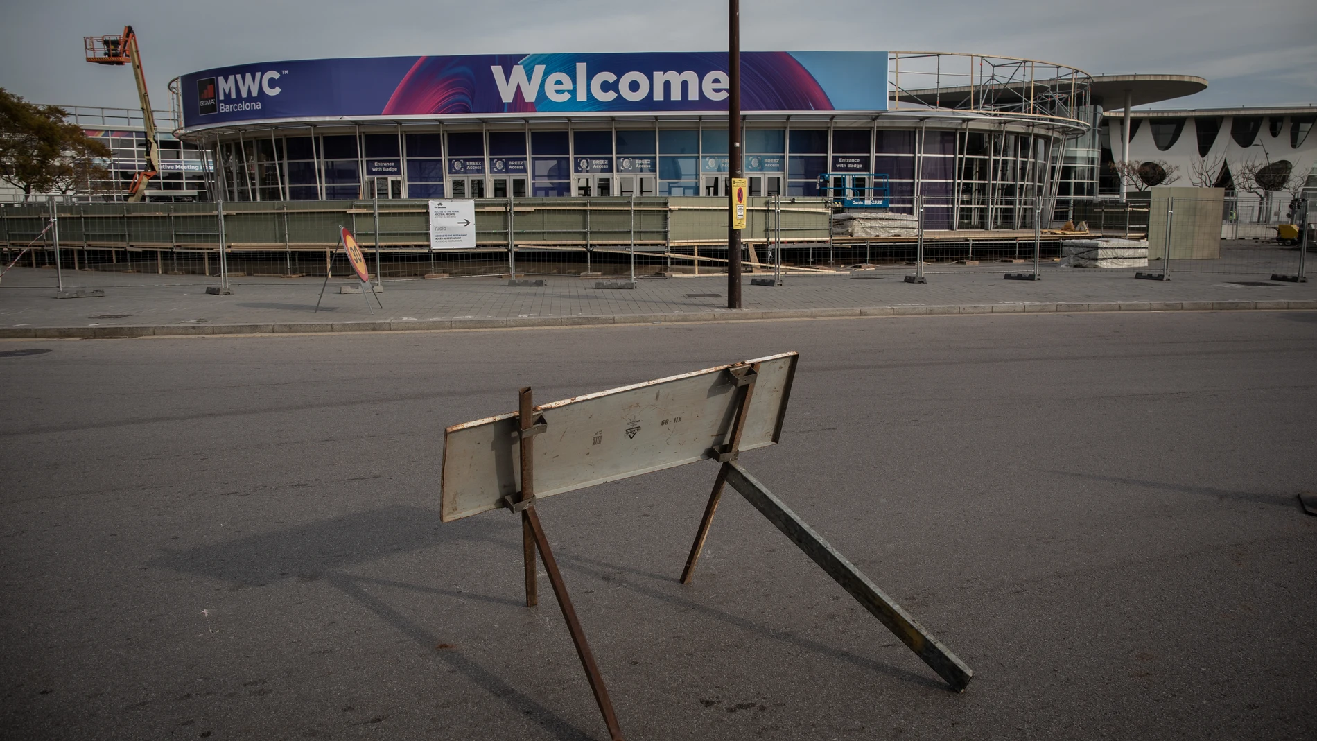 Desmantelan los stands del Mobile World Congress tras la cancelación de la feria