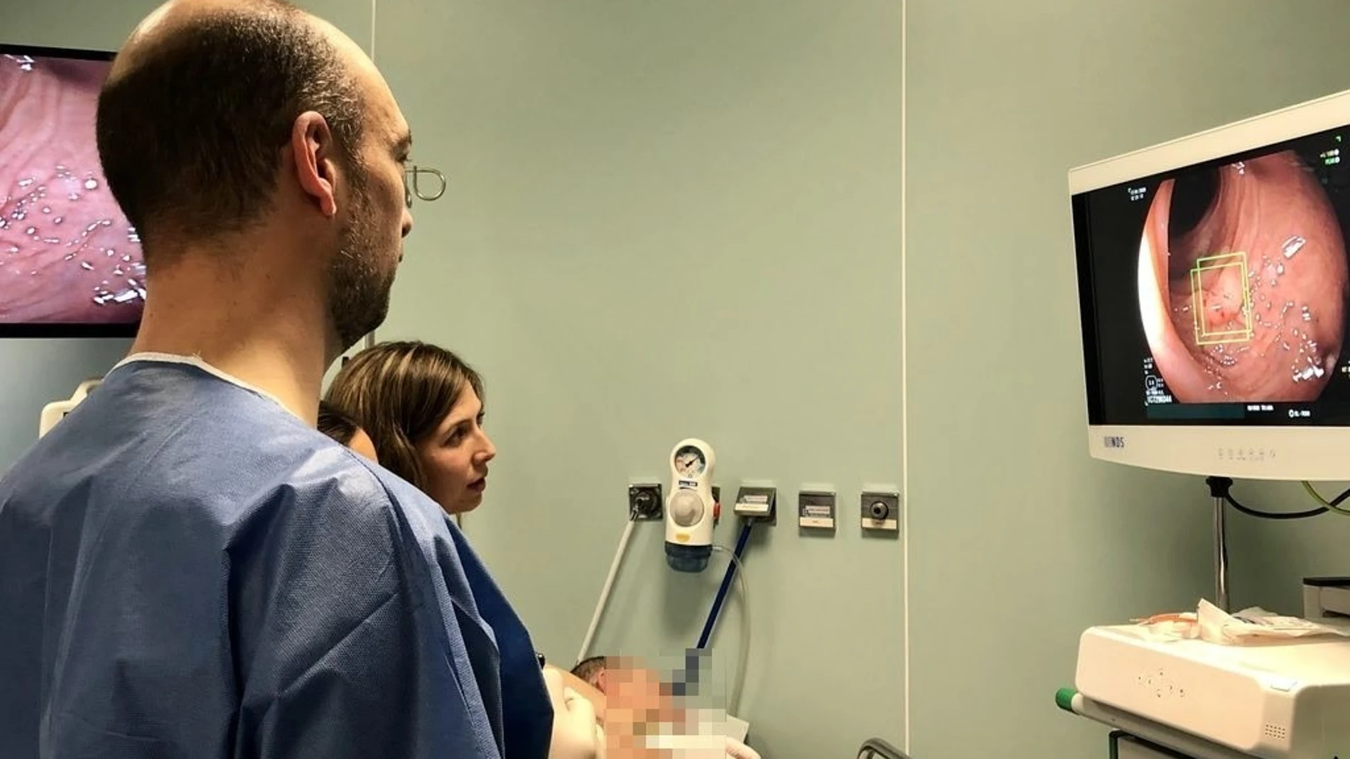 El doctor Javier Romero realiza una de estas pruebas en el Hospital Infanta Luisa de Sevilla