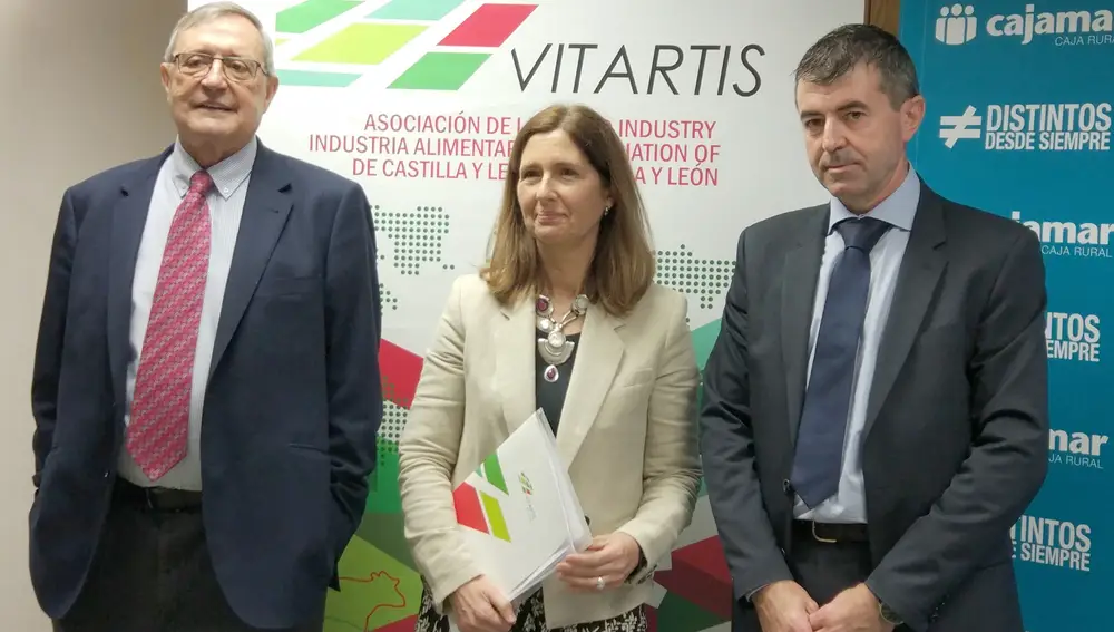De izquierda a derecha, el ex secretario general de la FIAB, Jorge Jordana; la directora general de Vitartis, Cristina Ramírez, y el director de Negocio de la zona Norte de Cajamar, Alfonso Diez.EUROPA PRESS13/02/2020