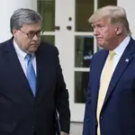 El fiscal general, William Barr, junto a Donald Trump en la Casa Blanca. El primero ha explotado hoy contra las injerencias del presidente