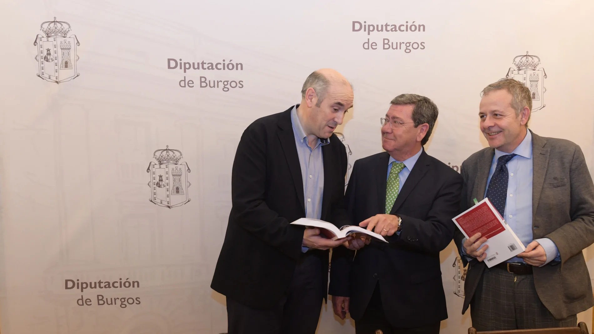 Presentación del libro por parte del presidente de la Diputación, César Rico, el cronista, René Payo, y el autor Fernando García-Moreno Rodríguez
