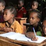 Niños en una escuela de África