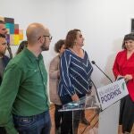 La secretaria general de Podemos Andalucía , Teresa Rodríguez (d)