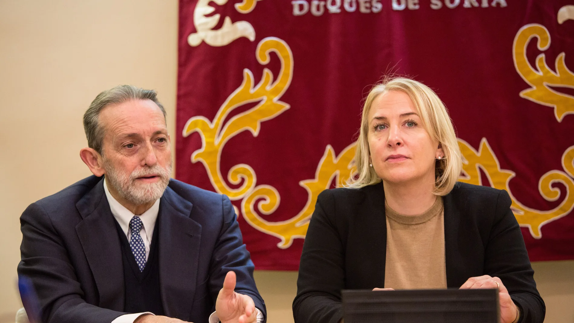 El secretario general de la Fundación Duques de Soria, José María Rodríguez Ponga, presenta a la investigadora Zepp-Zwirner