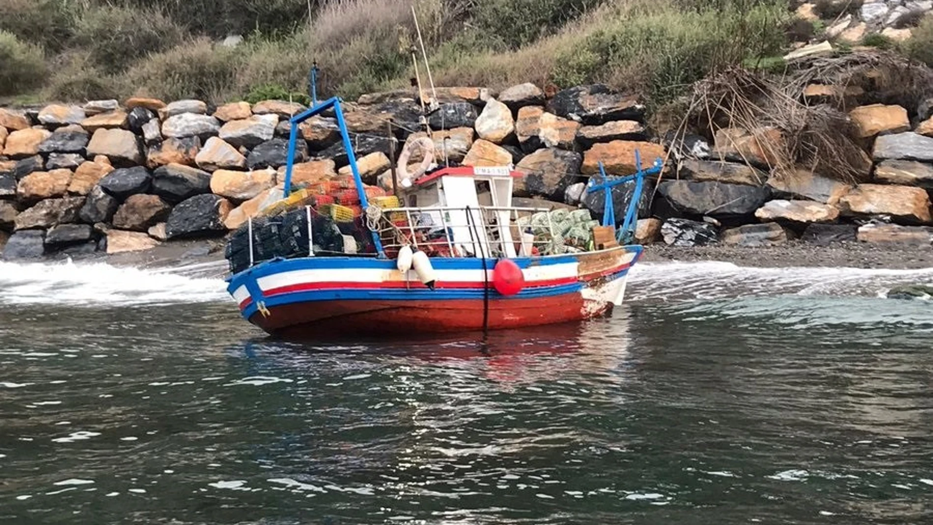 Granada.- Sucesos.- Rescatados tres tripulantes de un pesquero tras embarrancar en una zona rocosa cercana a La Rábita