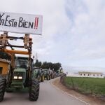 Agricultores montados en sus tractores esperan a la entrada de los Llanos de Antequera (Málaga), para iniciar una tractorada
