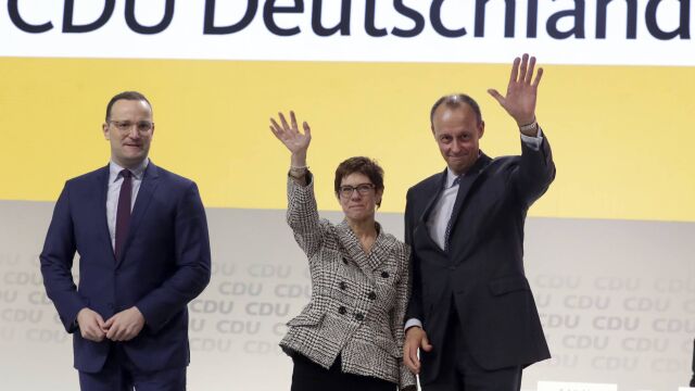 La presidenta de la CDU en funciones, Annegret Kramp Karrenbauer, junto al ministro de Sanidad, Jens Spahn (Izda.) y el financiero Friedrich Merz/AP
