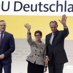 La presidenta de la CDU en funciones, Annegret Kramp Karrenbauer, junto al ministro de Sanidad, Jens Spahn (Izda.) y el financiero Friedrich Merz/AP