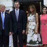 Los Reyes Felipe y Letizia posan con Donald y Melania Trump durante su anterior visita a Estados Unidos.