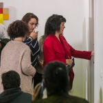 La coordinadora de Podemos Andalucía y portavoz de Adelante Andalucía, Teresa Rodríguez (d), tras la rueda de prensa acompañada de su equipo