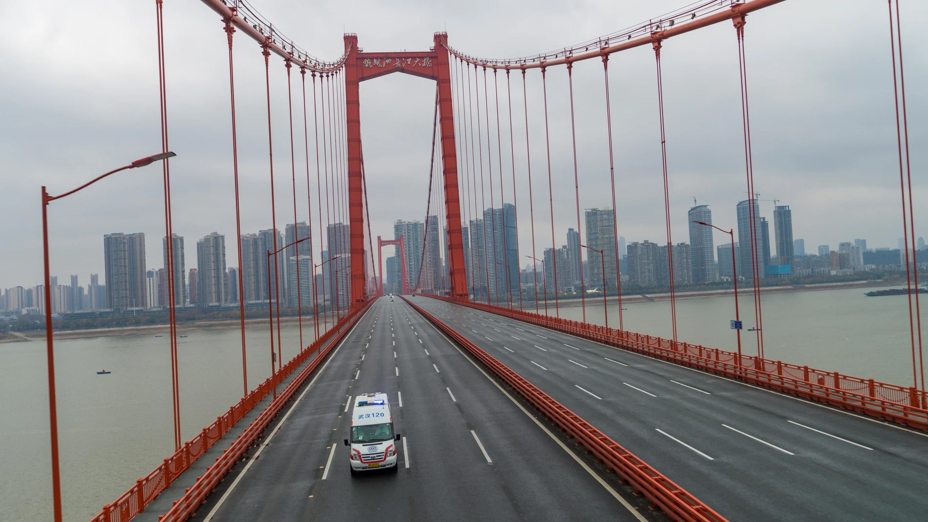 Una ambulancia circula por un puente vacío este domingo en Wuhan, provincia de Hubei (China).