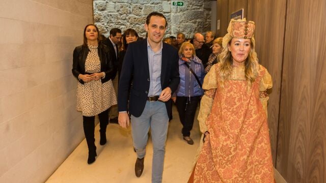 El presidente de la Diputación de Valladolid, Conrado Íscar, durante una jornada, antes de la pandemia, en el Castillo de Fuensaldaña, que este año acogerá el V Foro de Turismo Provincia de Valladolid