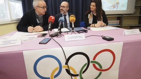 Valladolid. 14/02/2020. Presentación del proyecto 'Todos olímpicos' en Laguna de Duero en el Colegio Miguel Hernández. El consejero de Cultura y Turismo, Javier Ortega, y el presidente del Comité Olímpico Español, Alejandro Blanco, presentan el proyecto 'Todos olímpicos'. Acompañados por la directora del colegio, Ana Gallo.ICAL/R.Valtero