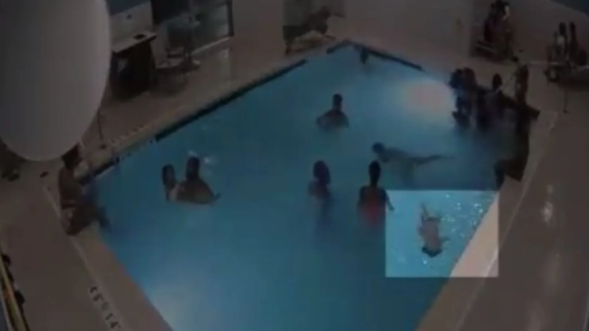 Momento en el que el niño comienza a hundirse en la piscina de un hotel