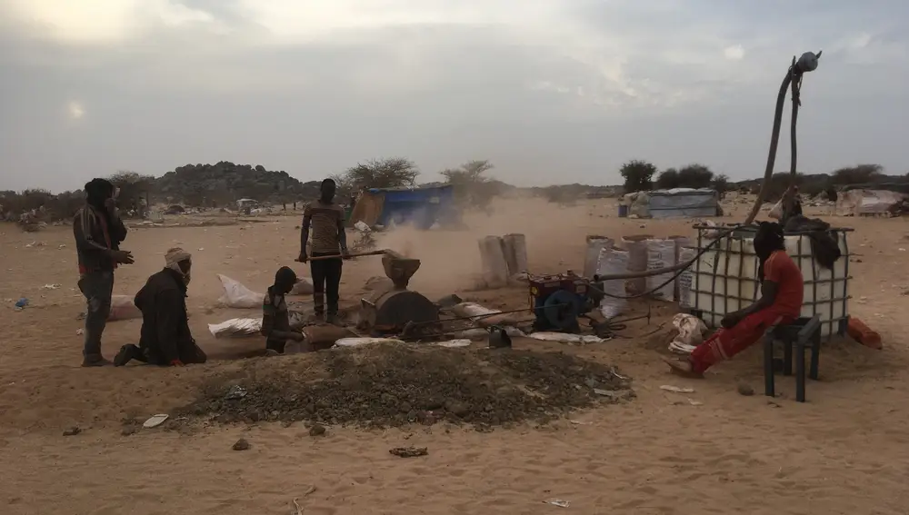 Obreros rompen piedras en Kidal para sacar el oro, en una fotografía de 2020.