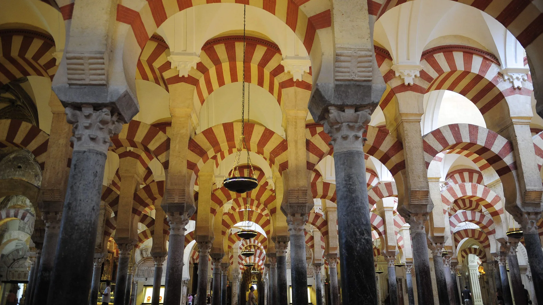 Vista de la reconocible arcada de la Mezquita cordobesa