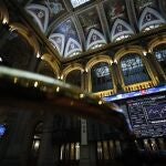 Un panel muestra la evolución del Ibex 35 en el Palacio de la Bolsa en Madrid, este viernes. EFE/ Javier Lizón