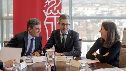 GRAFCVA2027. VALENCIA, 14/02/2020.- El conseller de Obras Públicas y Movilidad, Arcadi España (c), y el secretario de Estado de Transportes, Pedro Saura (i), se reúnen para tratar sobre los problemas en las Cercanías ferroviarias y analizar la posible transferencia del servicio. EFE/Biel Aliño