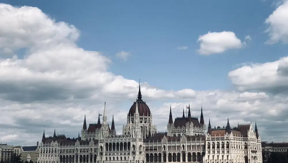 Vistas desde el Danubio del Parlamento de Budapest.