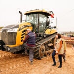 Ayuso y la consejera Paloma Martín, en una finca agrícola en Villamanrique de Tajo