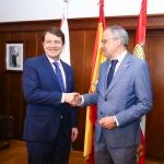 El presidente de la Junta, Alfonso Fernández Mañueco, y el alcalde de Ponferrada, Olegario Ramón