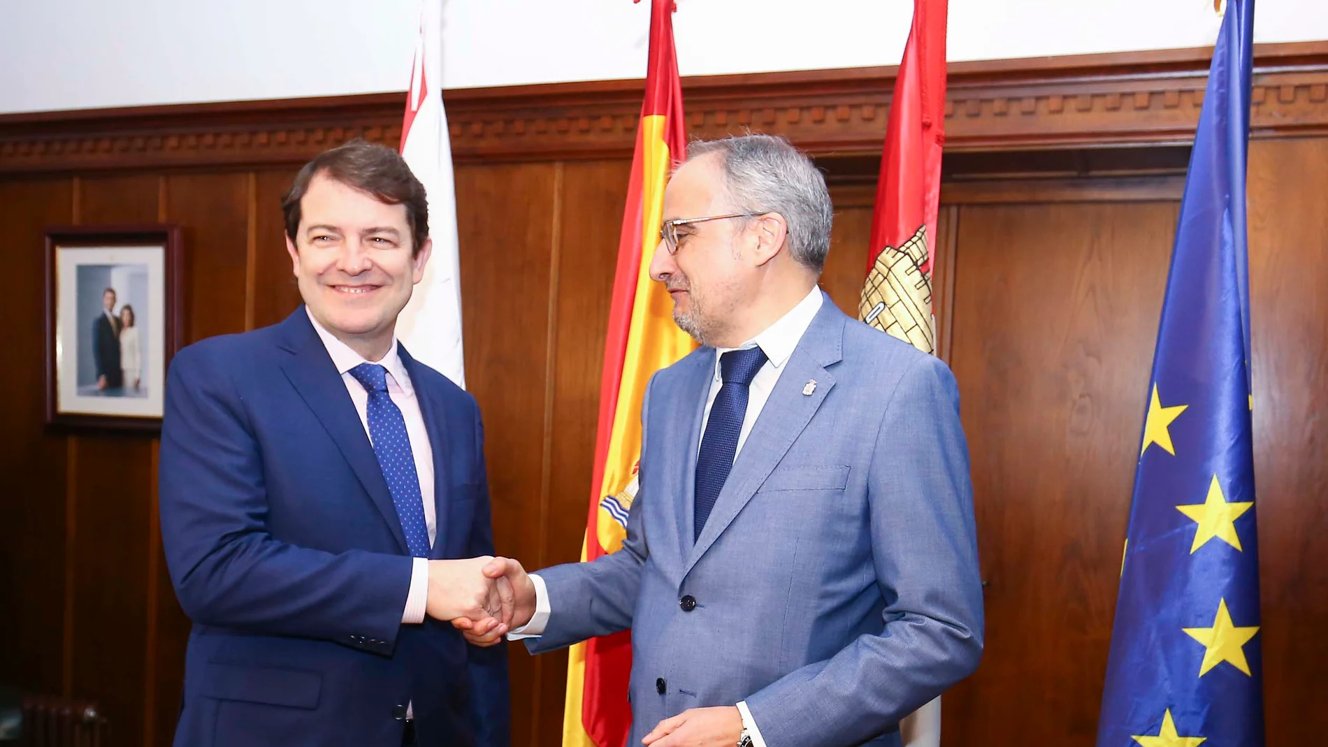 El presidente de la Junta, Alfonso Fernández Mañueco, y el alcalde de Ponferrada, Olegario Ramón