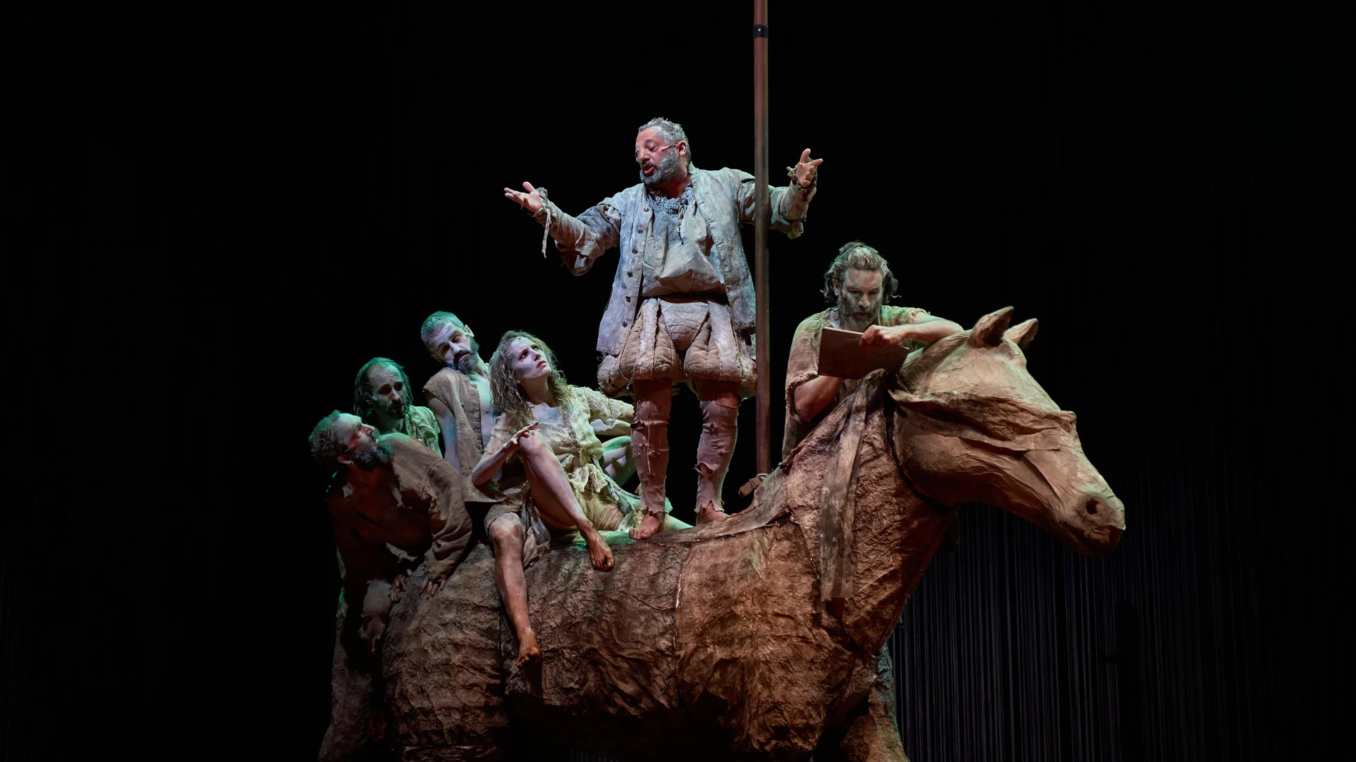 Pepón Nieto, de pie, junto a parte del elenco de la función que narra la historia de Cabeza de Vaca