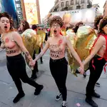  Activistas de Femen protestan desnudas contra el “amor romántico” y los feminicidios