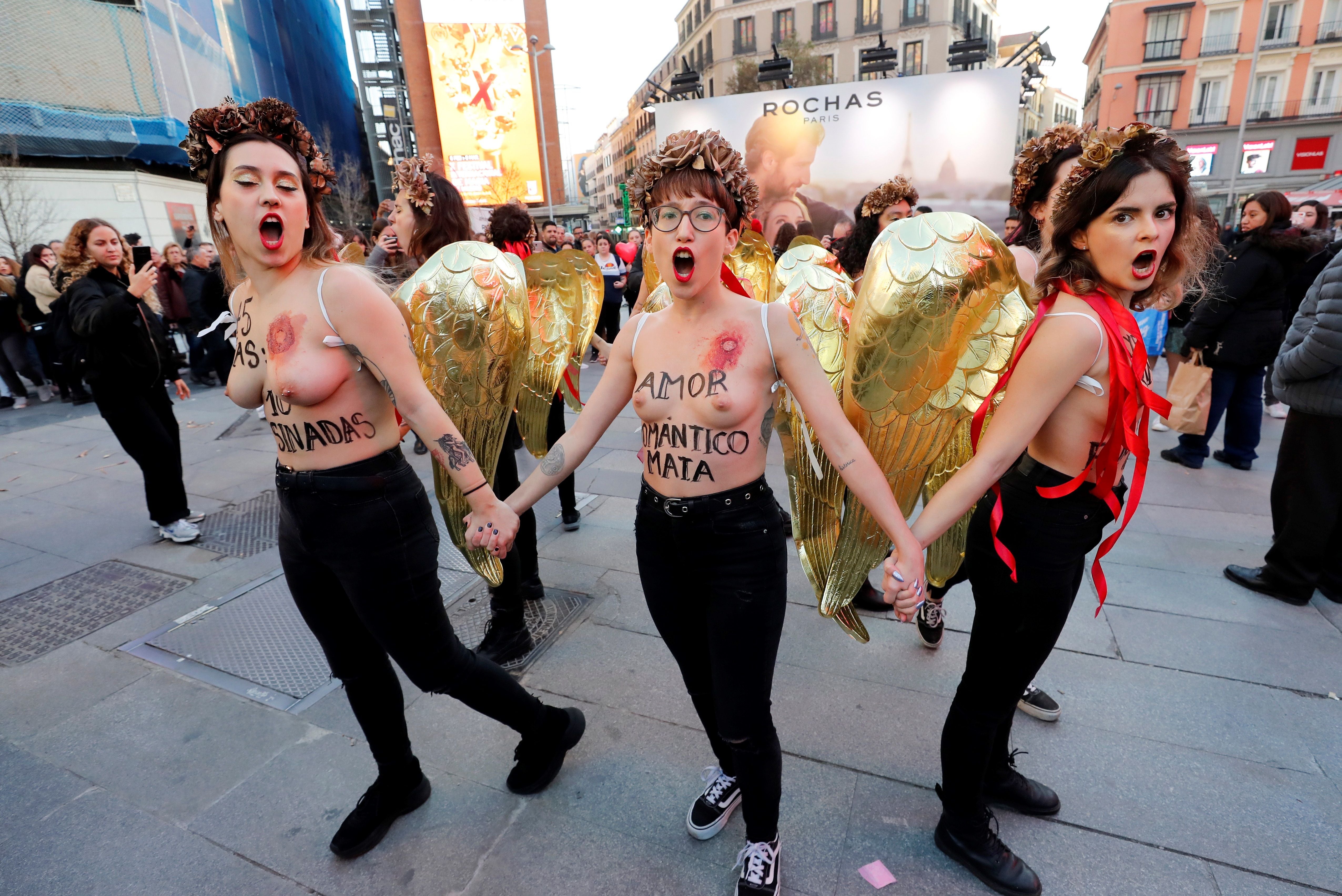 Activistas de Femen protestan desnudas contra el “amor romántico” y los  feminicidios