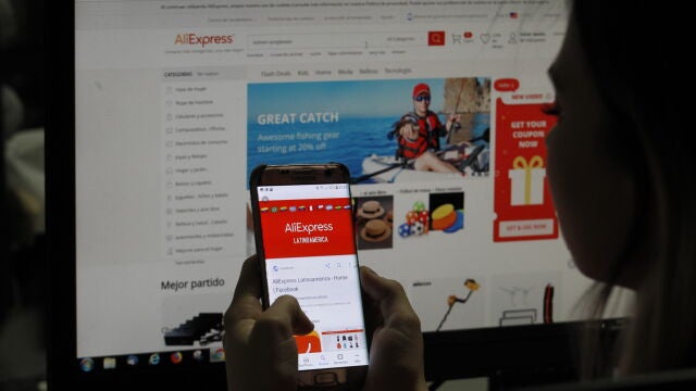 Mujer agarrando su dispositivo móvil con ambas manos y deslizando con un solo pulgar
