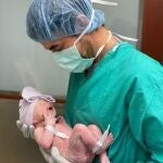 Enrique Iglesias, con su bebé recién nacido en brazos