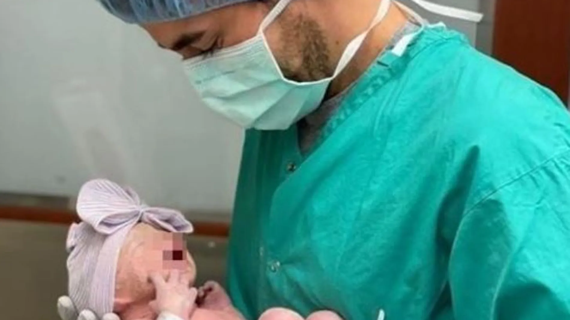 Enrique Iglesias, con su bebé recién nacido en brazos